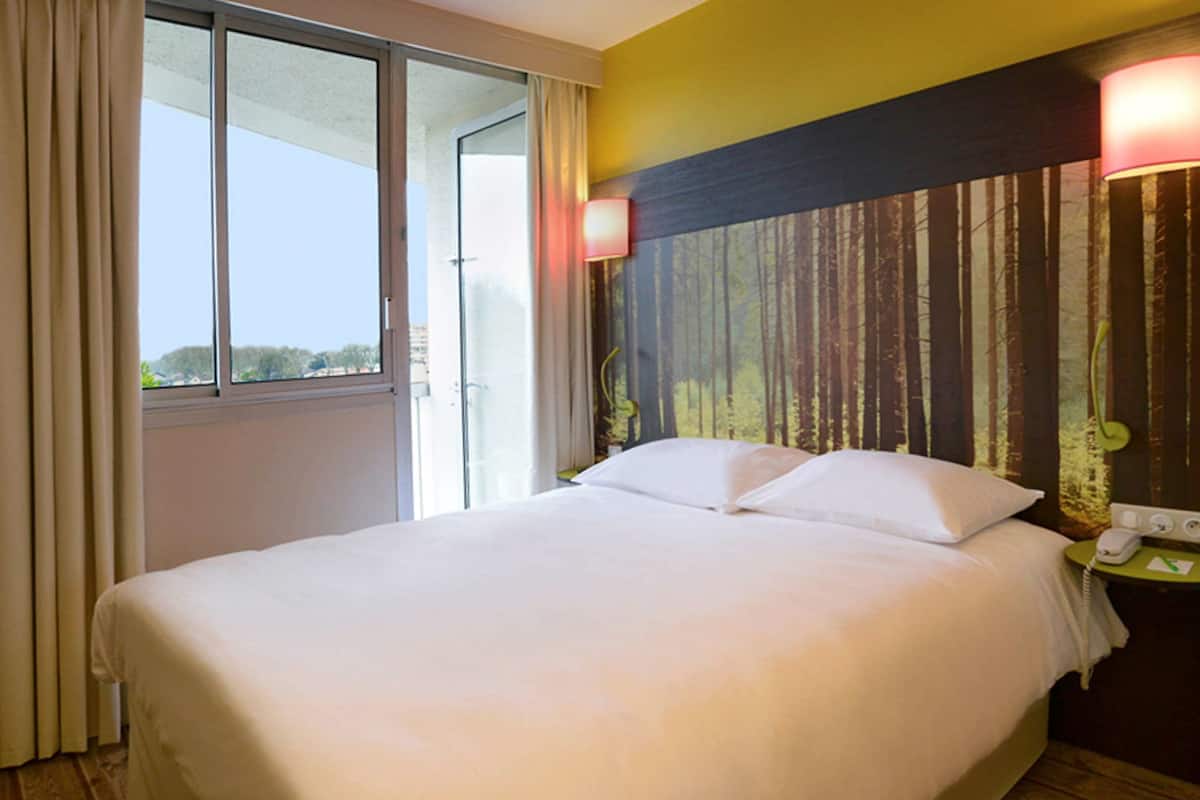 standard room, 1 double bed | premium bedding, individually furnished, desk, blackout curtains