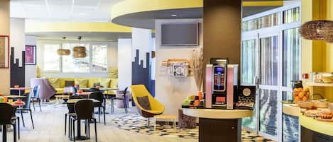 每日供應自助早餐 (每人 EUR10)