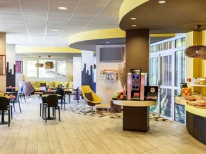 Se ofrece un desayuno bufé todos los días (10 EUR por persona)