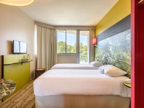 Ropa de cama de alta calidad, muebles diferentes y escritorio 