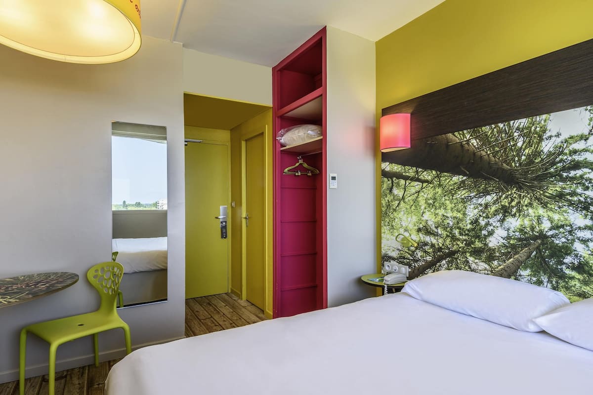 Standard Room, 1 Double Bed | Premium bedding, individually furnished, desk, blackout drapes