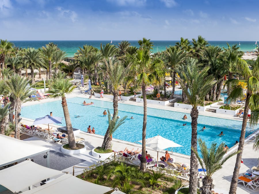 Een binnenzwembad, een buitenzwembad en gratis zwembadcabana's