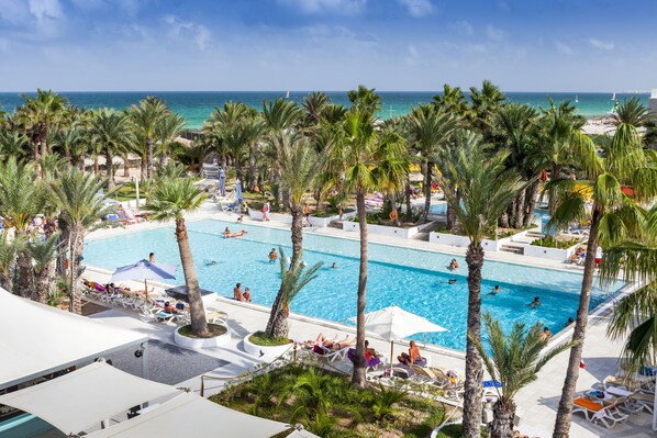 Piscine couverte, piscine extérieure, cabanons gratuits