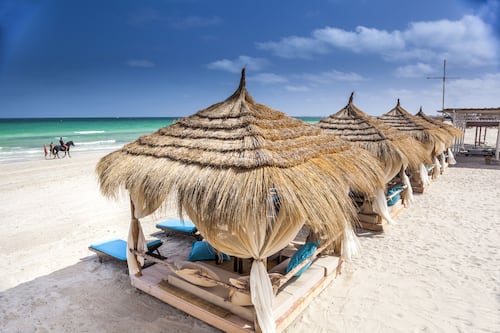 Plage, chaises longues, parasols, serviettes de plage
