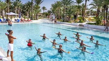 Kolam renang indoor dan kolam renang outdoor, dengan cabana gratis