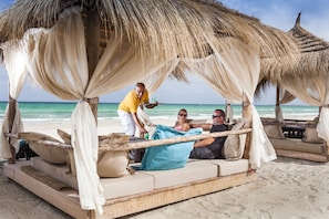 Am Strand, Liegestühle, Sonnenschirme, Strandtücher