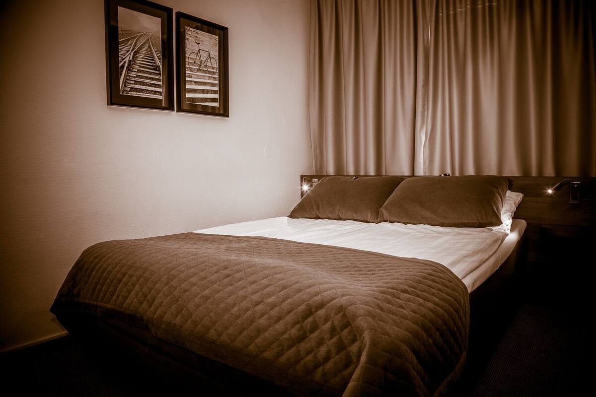 Escritorio, cunas, wifi gratis y ropa de cama 