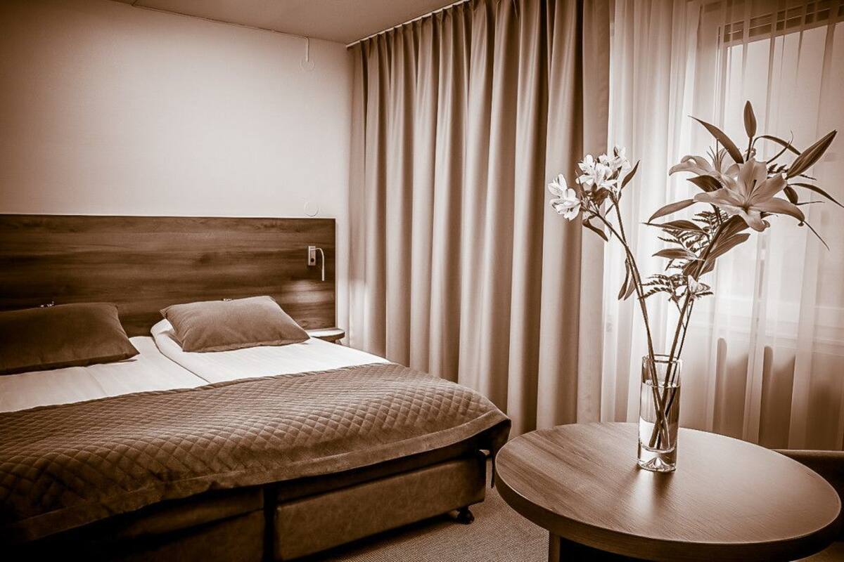 Escritorio, cunas, wifi gratis y ropa de cama 