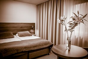 Twin Room | Desk, cribs/infant beds, free WiFi, bed sheets