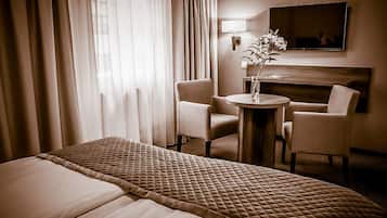 Habitación con 2 camas individuales | Escritorio, cunas, wifi gratis y ropa de cama