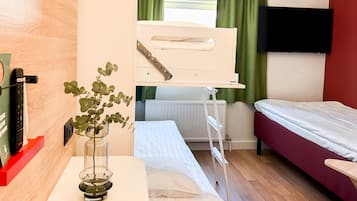 Good Morning Triple Room | Desk, blackout drapes, free WiFi, bed sheets