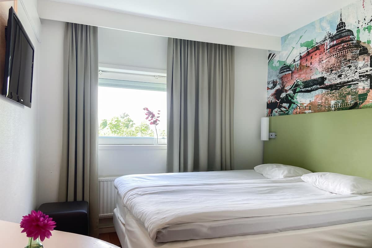 Good Morning Double Room | Bàn, màn/rèm cản sáng, truy cập Internet không dây miễn phí