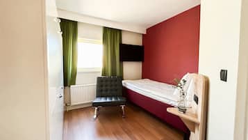 Good Morning Triple Room | Schreibtisch, Verdunkelungsvorhänge, kostenloses WLAN, Bettwäsche