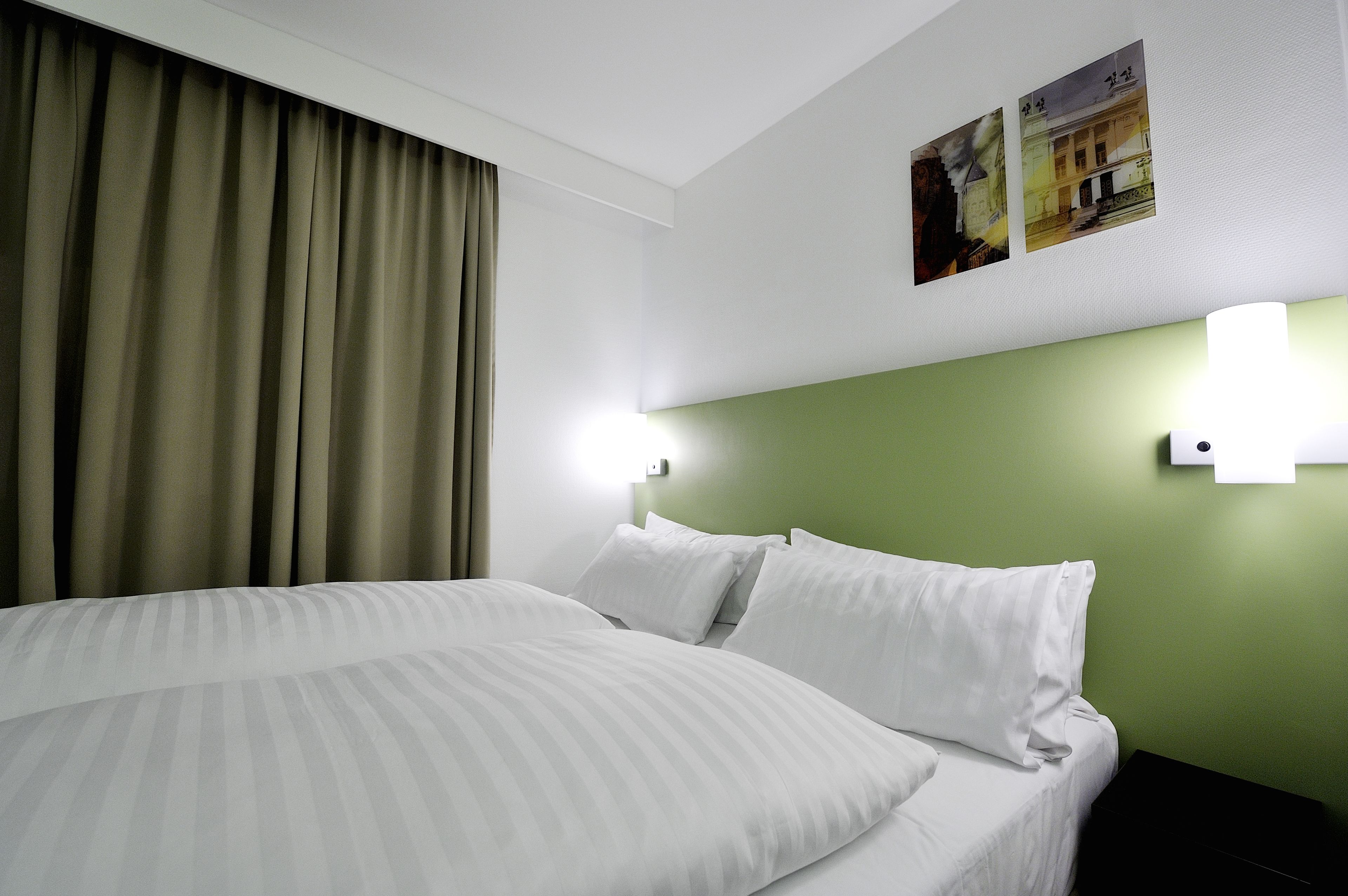 Escritorio, cortinas blackout, wifi gratis y ropa de cama 