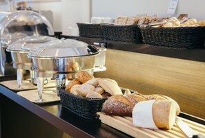 Se ofrece un desayuno bufé (125 SEK por persona)