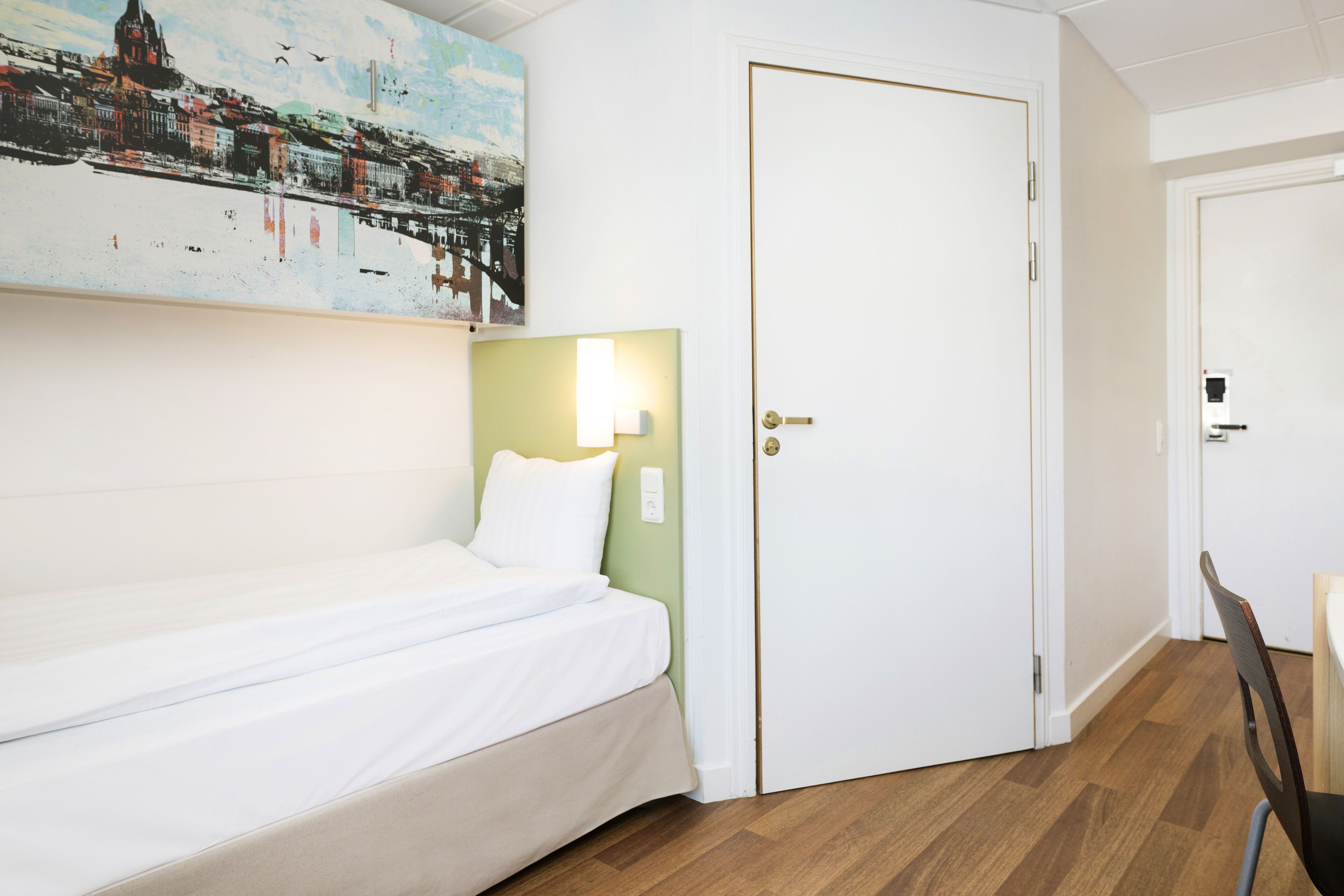 good morning single room | desk, blackout curtains, free wifi, bed sheets