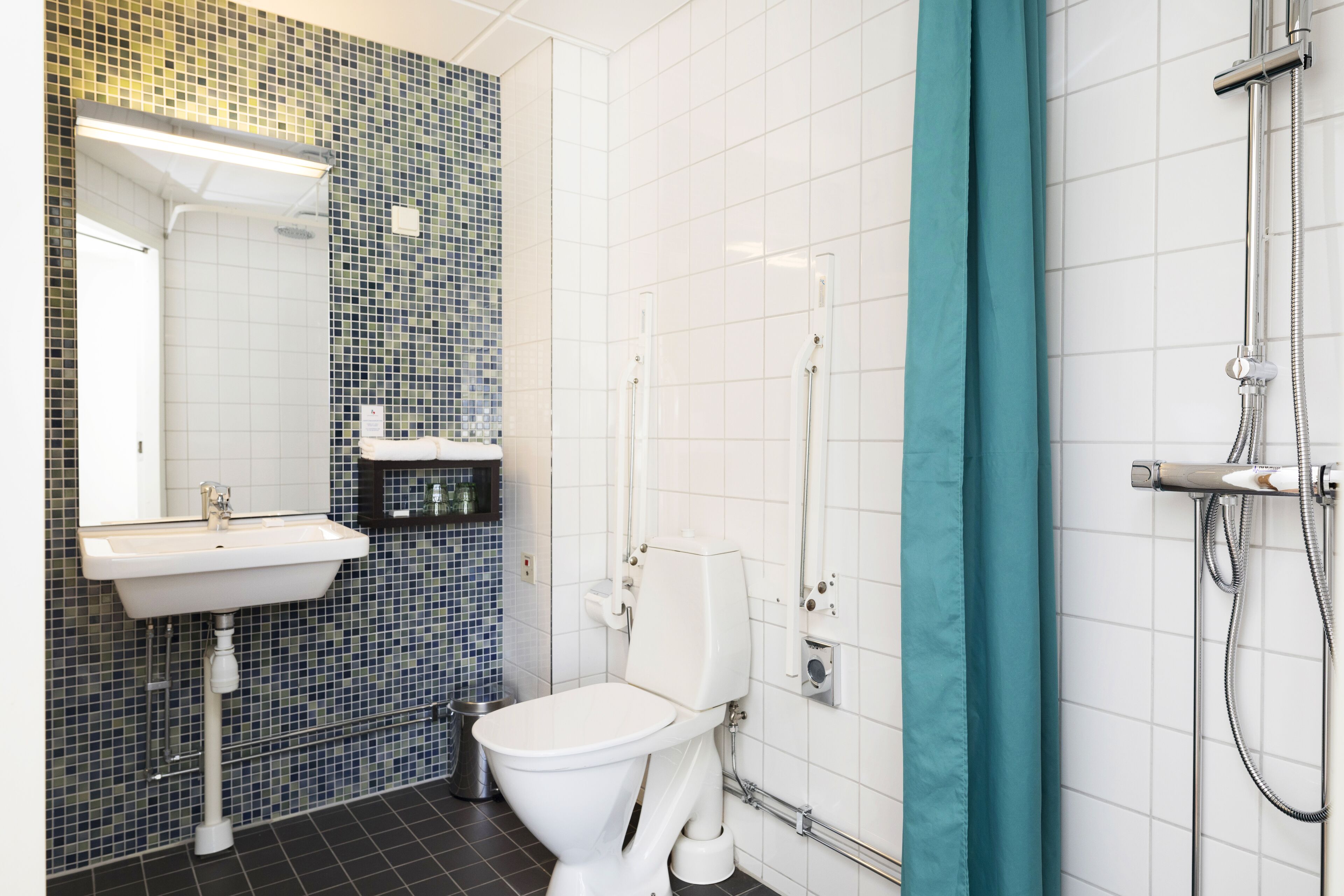 good morning triple room with sea view | bathroom | shower, eco-friendly toiletries, towels