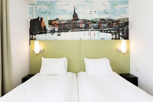 Escritorio, cortinas opacas, wifi gratis y ropa de cama