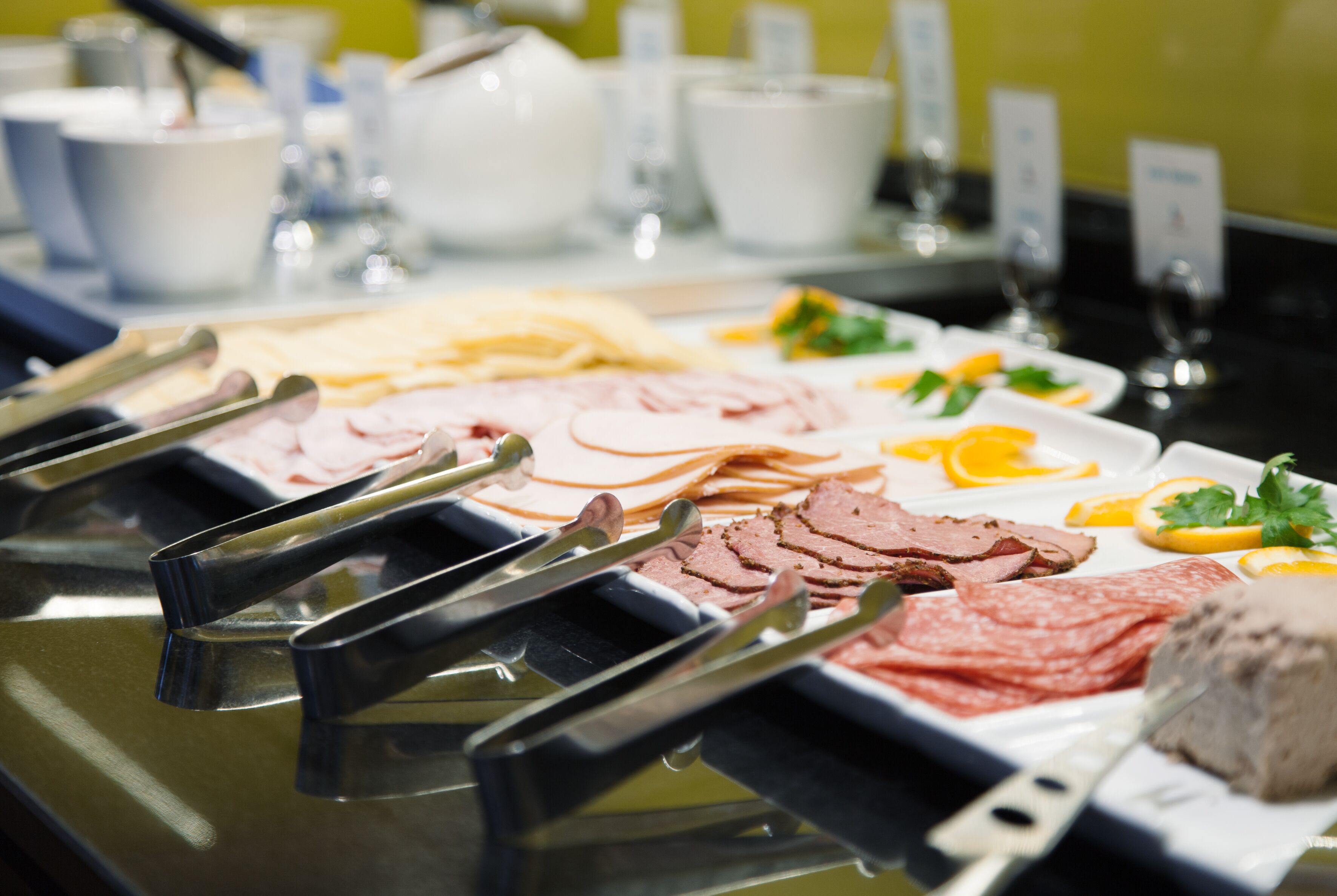 Ein Buffet mit verschiedenen Fleischsorten und Beilagen.