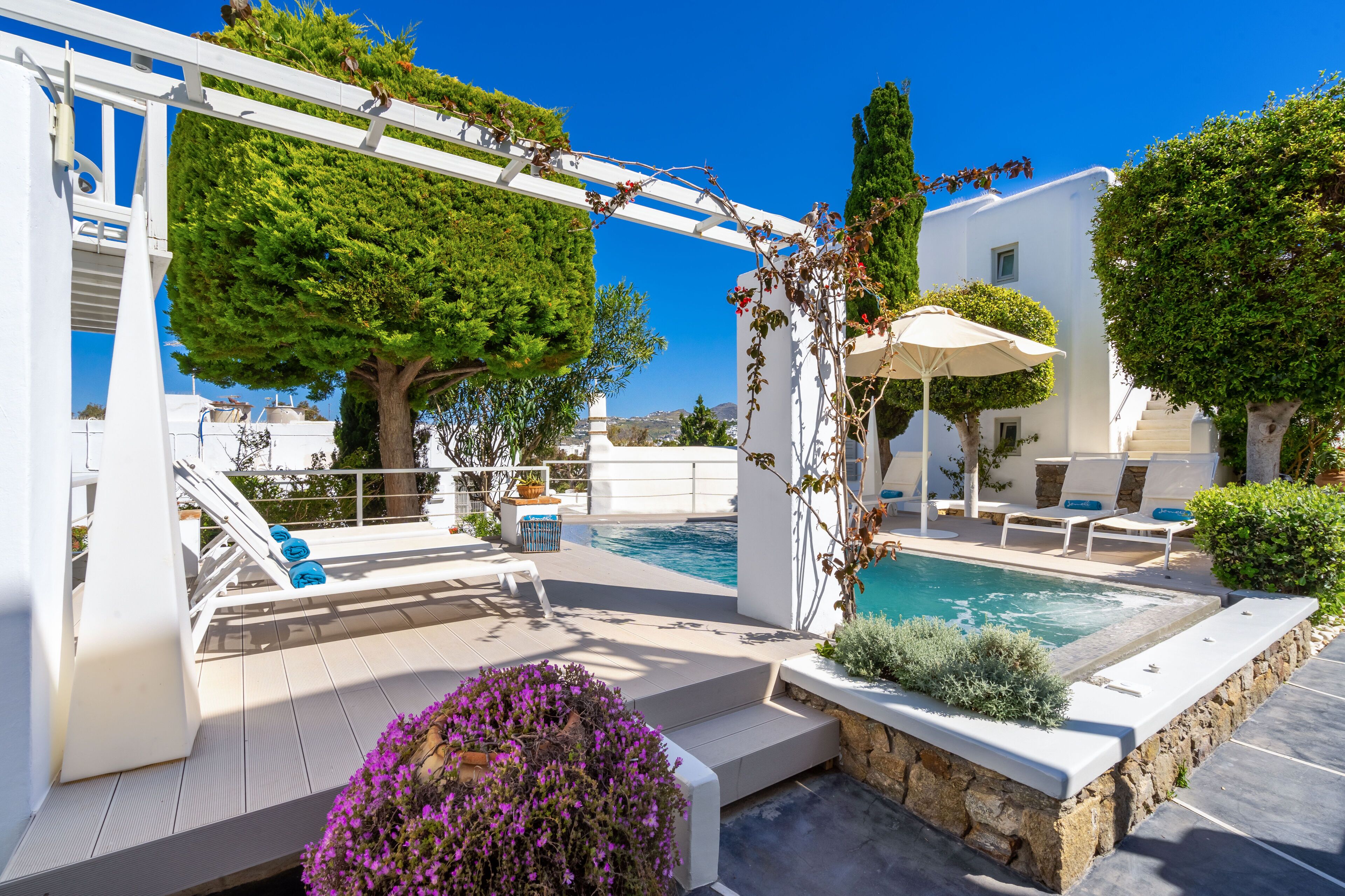 2 utendørsbassenger og solsenger