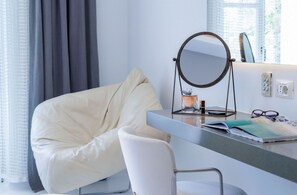 Minibar, in-room safe, desk, laptop workspace - Semeli Hotel (Mykonos)