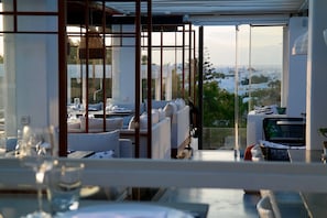 Frühstück, Mittagessen, mediterrane Küche, Blick auf den Pool