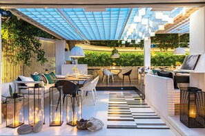 供应早餐、午餐和晚餐，地中海菜，泳池景观