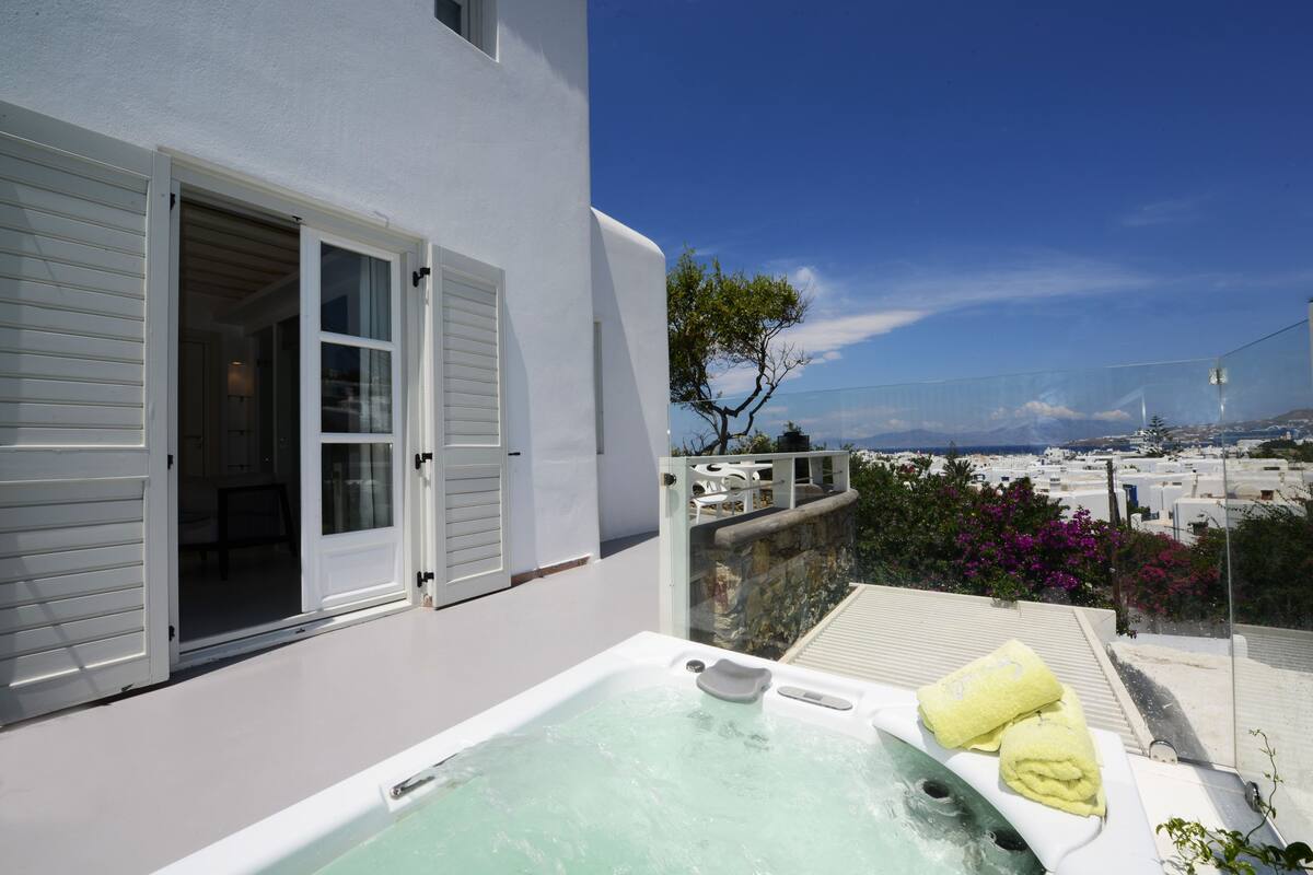 Un jacuzzi en la azotea con vistas despejadas del paisaje urbano.