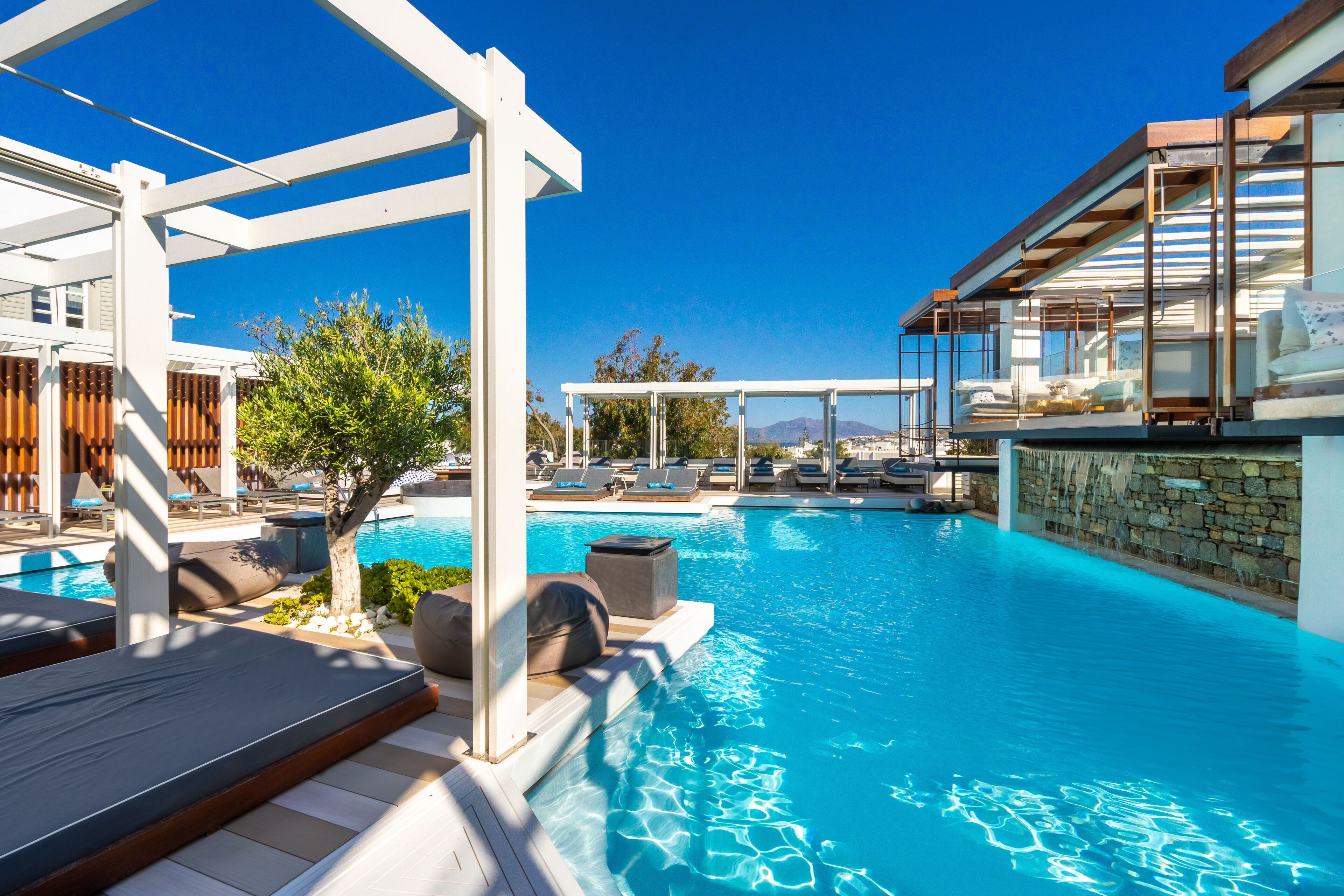 2 室外游泳池，日光浴躺椅