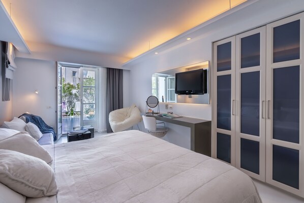 Minibar, in-room safe, desk, laptop workspace