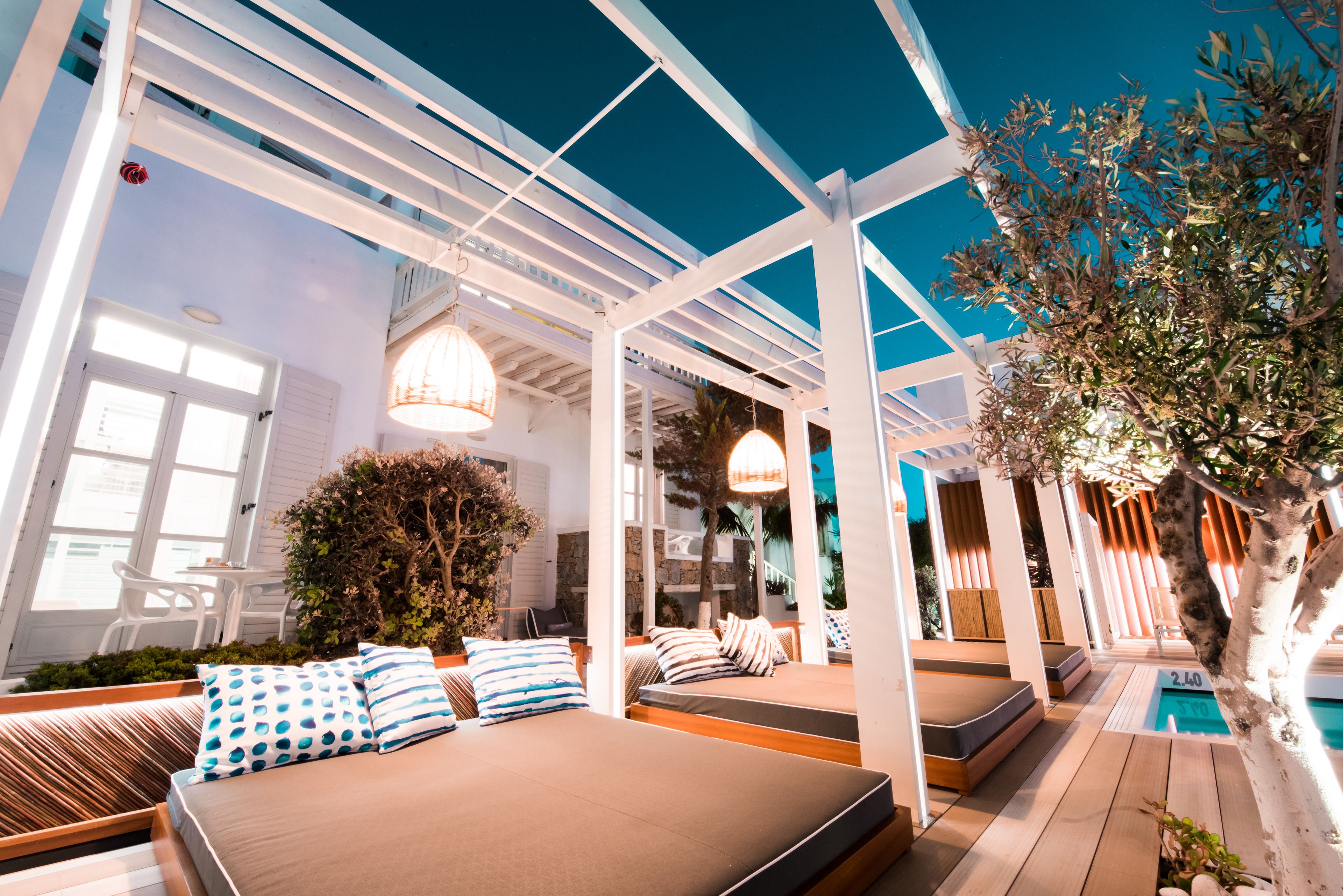 Eine moderne Lounge-Bereich im Freien mit Sitzgelegenheiten und einem Pool.