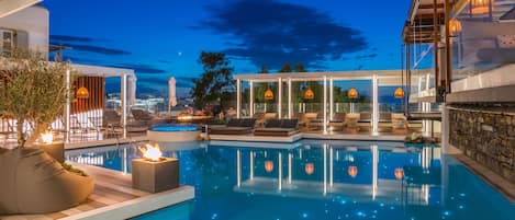 2 outdoor pools, pool loungers