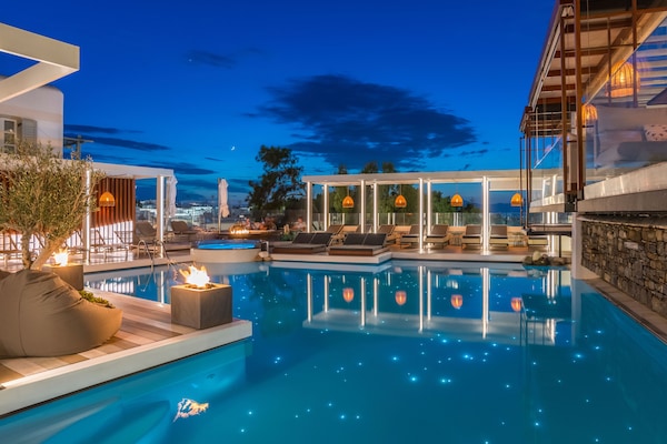 2 outdoor pools, pool loungers