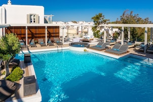 2 εξωτερικές πισίνες, ξαπλώστρες