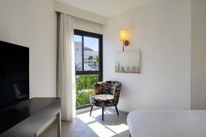 Monolocale, terrazzo, vista piscina (Small) | Una cassaforte in camera, una scrivania, ferro/asse da stiro