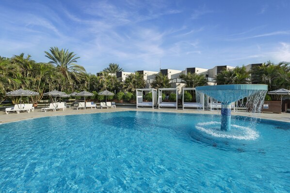 Piscina all'aperto, ombrelloni da piscina, lettini