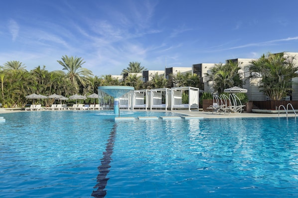 Piscine extérieure, parasols de plage, chaises longues