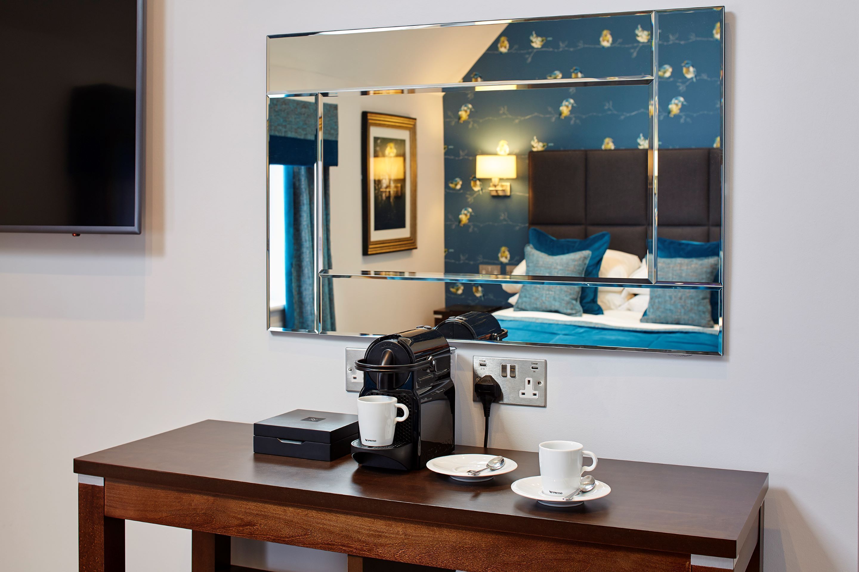 Signature Suite | Iron/ironing board, free WiFi, bed sheets