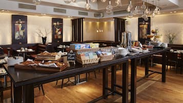 Petit déjeuner complet (17.00 GBP par personne)