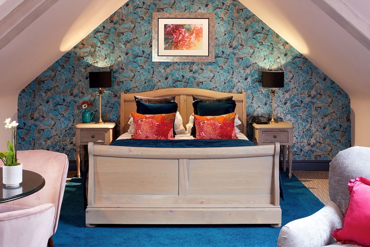 Signature Suite | Living area | Flat-screen TV