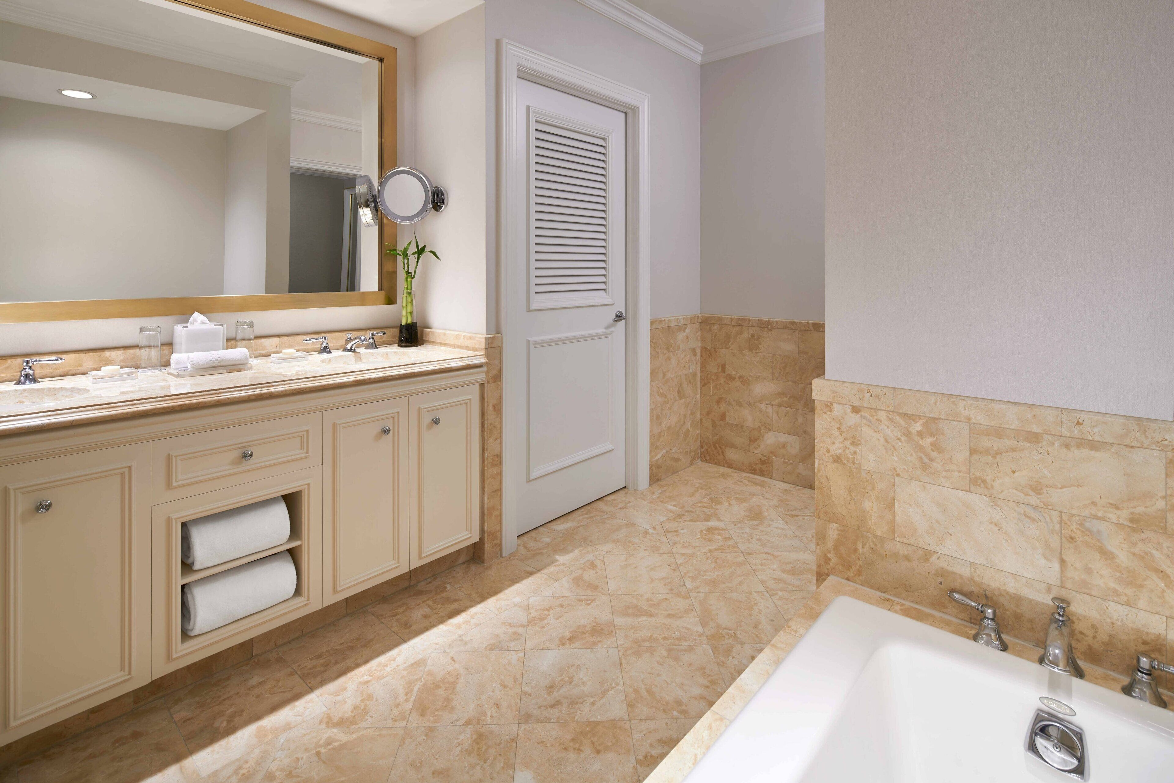 Een aparte badkuip en douche, designer toiletartikelen, een haardroger