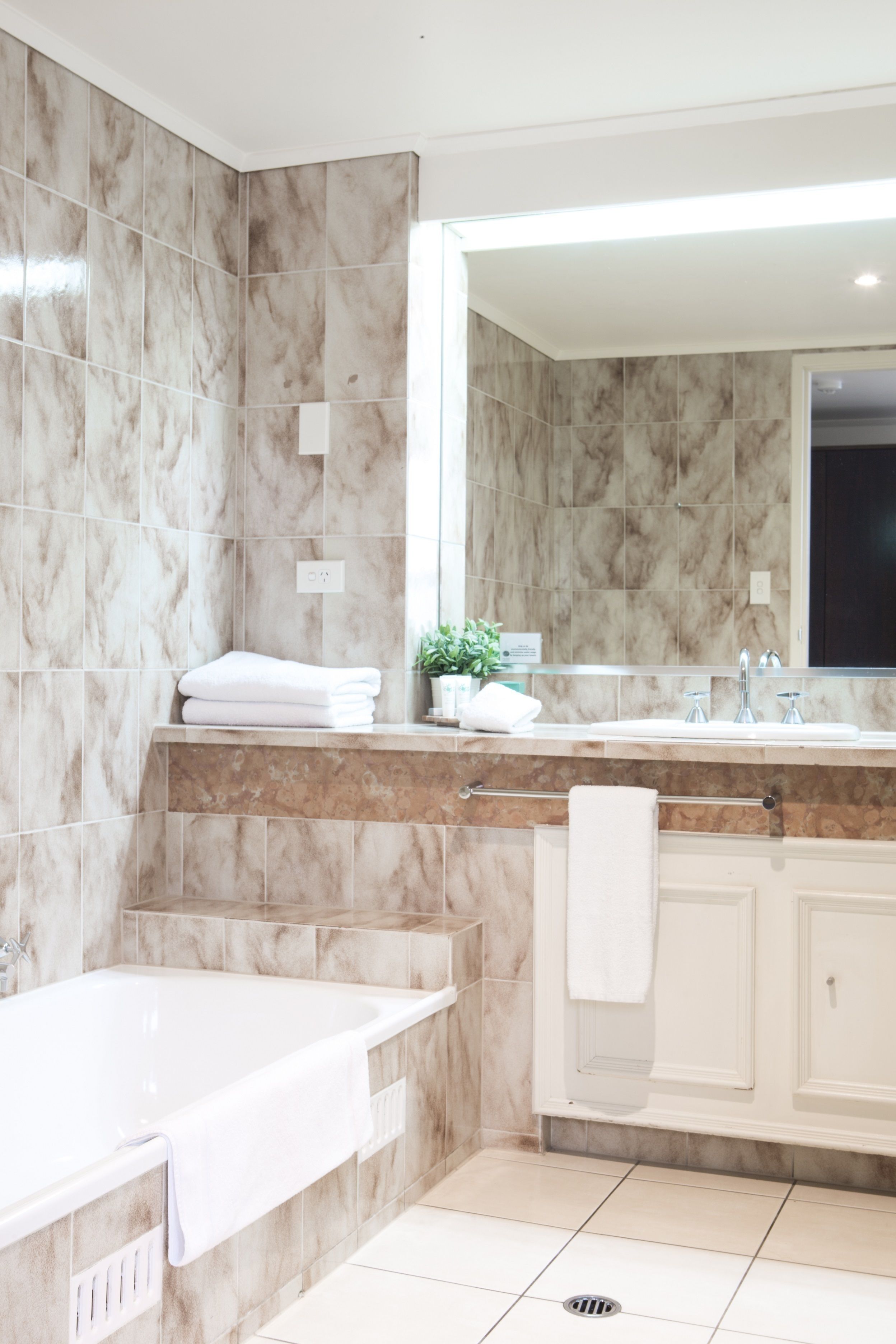 standard room | bathroom | separate bathtub and shower, free toiletries, hair dryer, towels