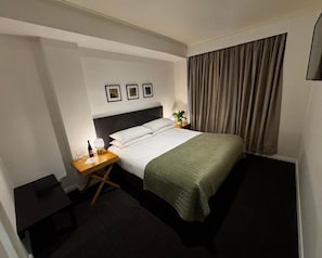 Desk, iron/ironing board, free WiFi, bed sheets - The Richmond Hotel - Adelaide (Adelaide)