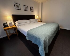 Chambre Standard | Bureau, fer et planche à repasser, accès au Wi-Fi (inclus)