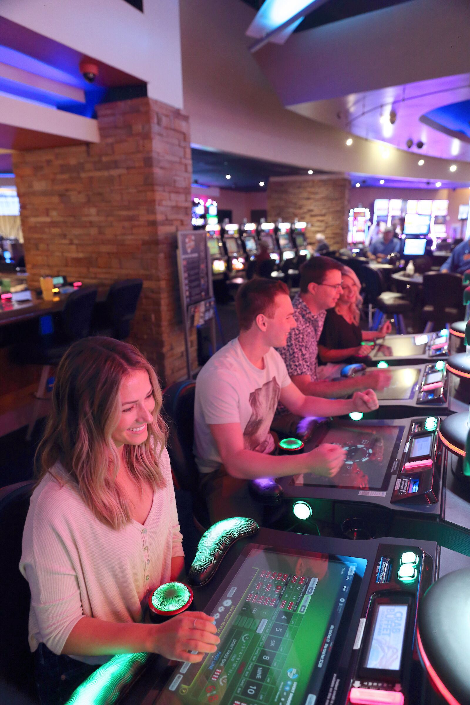 Un espace de jeux équipé de plusieurs machines de jeu et où des personnes sont en train de jouer.