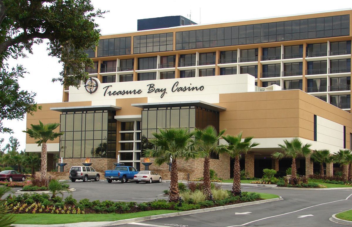 Un edificio moderno con el letrero "Treasure Bay Casino", que indica que es un casino.