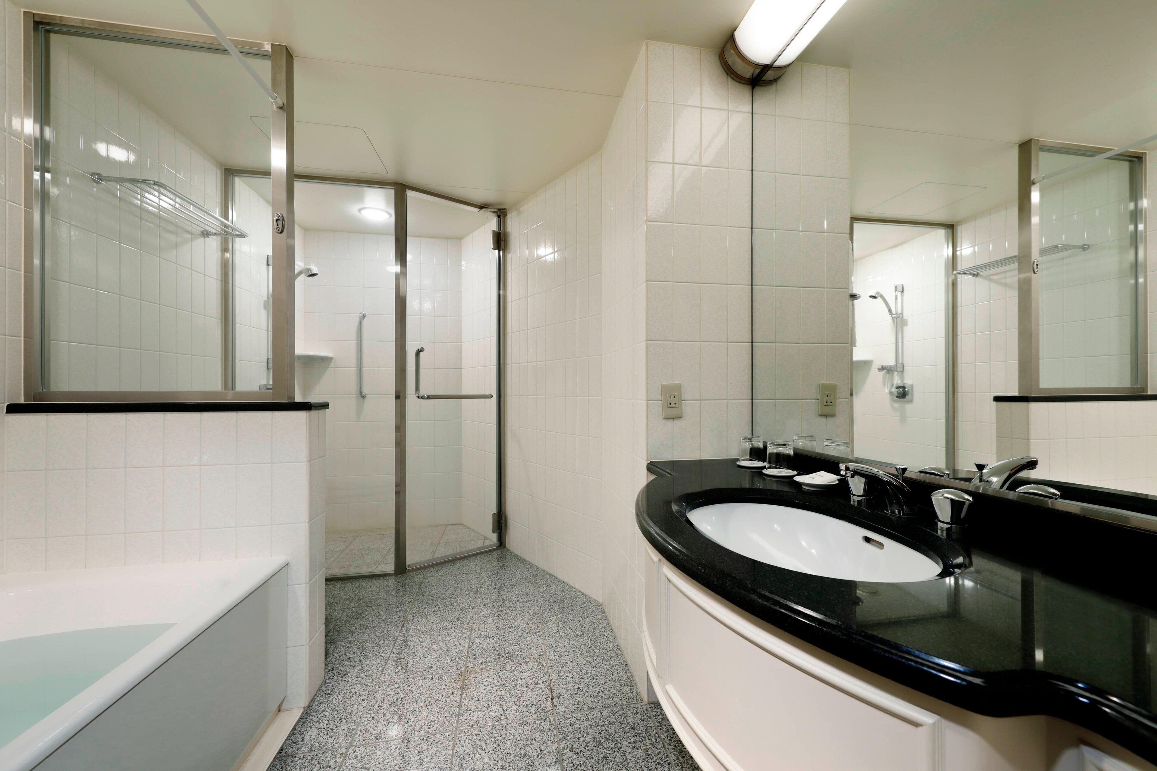 Ein Badezimmer mit Badewanne, Waschbecken und Dusche.