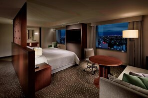 Minibar, in-room safe, desk, blackout curtains - Yokohama Bay Sheraton Hotel & Towers (Yokohama)
