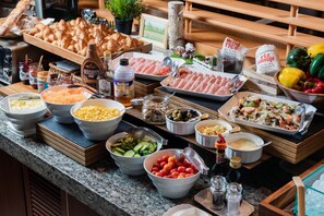 Daily cooked-to-order breakfast (JPY 4500 per person)