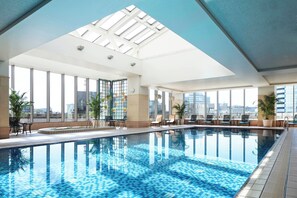 Una piscina cubierta